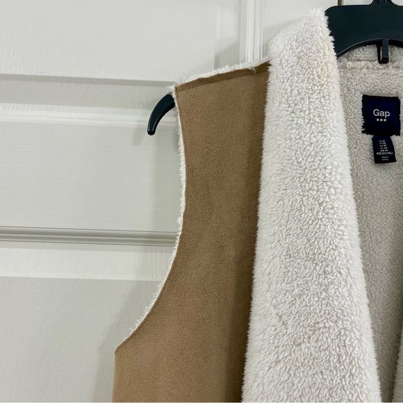 Gap Tan Sherpa Vest - Size Medium - Picture 5 of 8